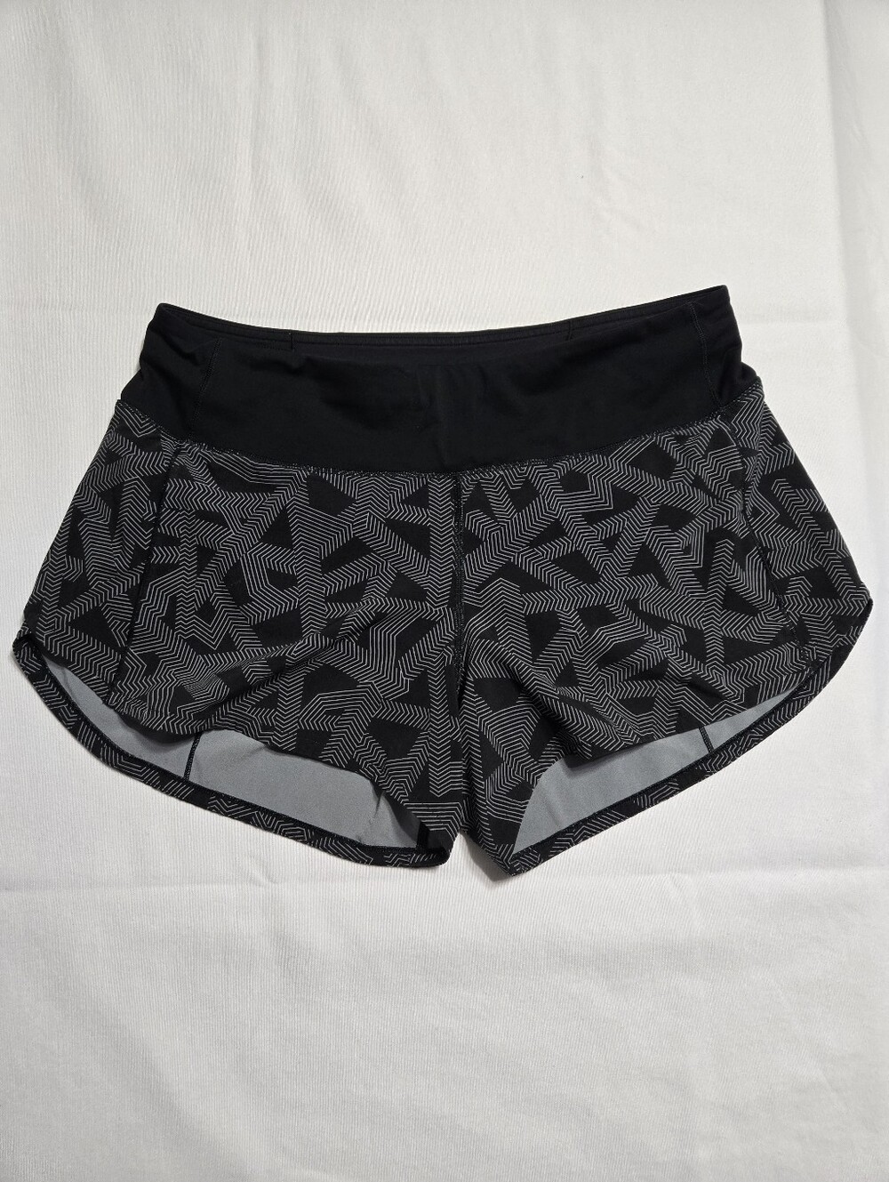 Lululemon Speed Up Short Long Labyrinth Black Light Cast sz 8 Long Swift